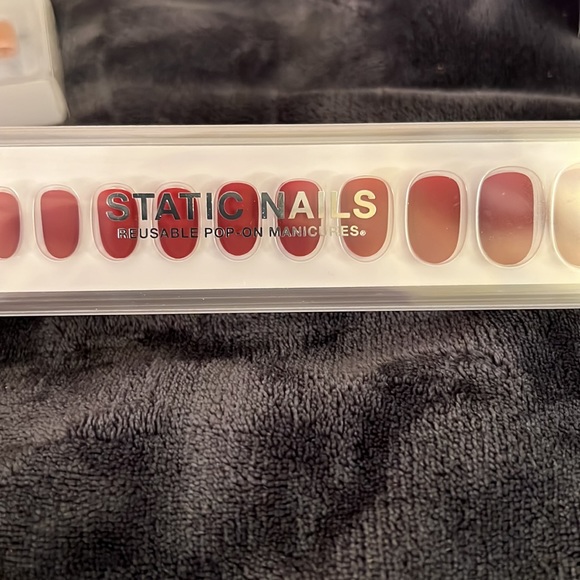 Static Nails color “Thorns and Roses” Reuasable “Pop On” glue on nails. NWT - Picture 3 of 5
